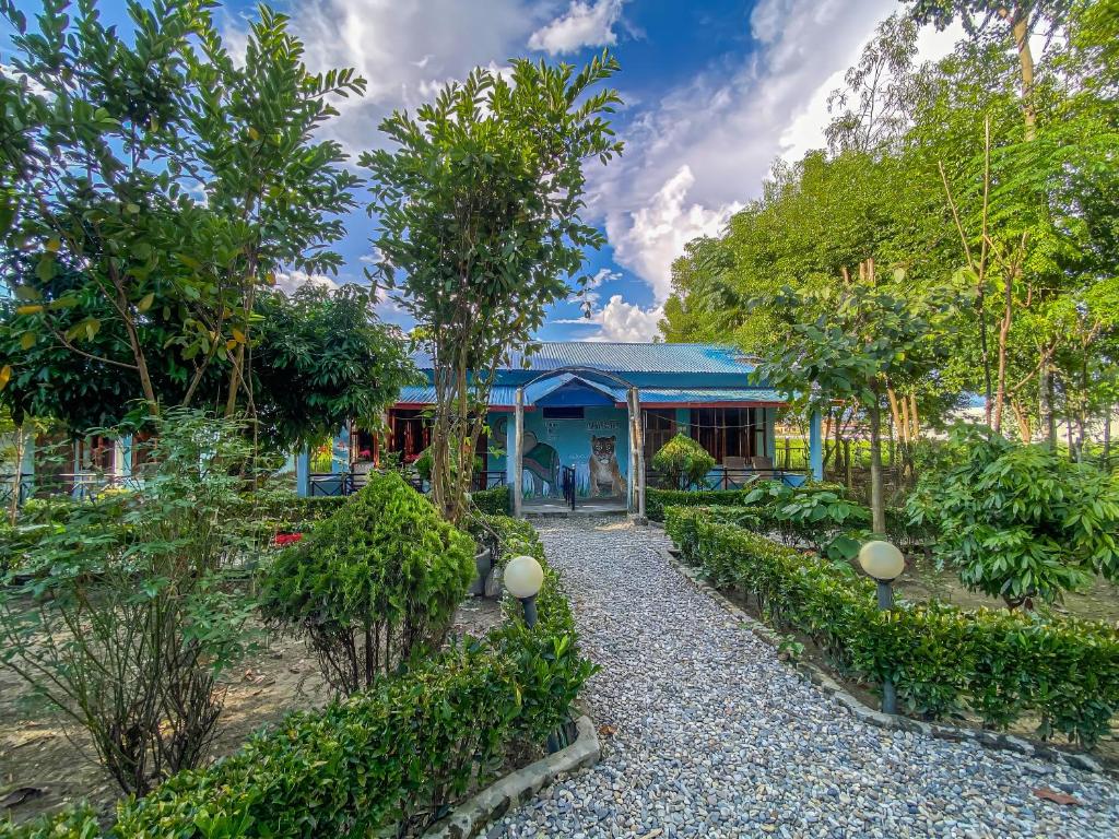 Hotel Tiger's Den garden and exterior